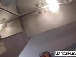 Marica hase in enchanting lingerie masturbeert in de spiegel