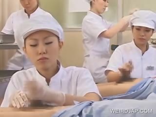 Japán ápolónő slurping elélvezés ki a kéjsóvár pénisz